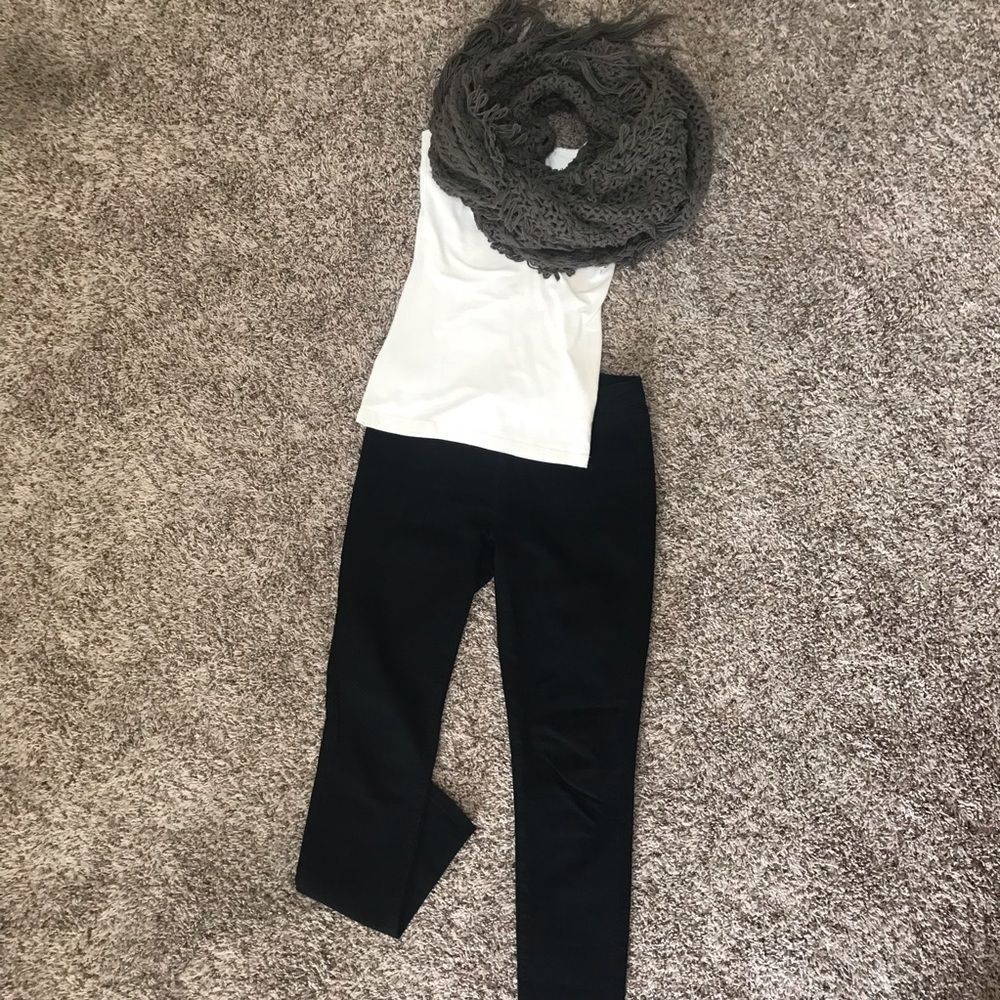 Grey Pure Hand-knit Scarf 🧣 Like New!